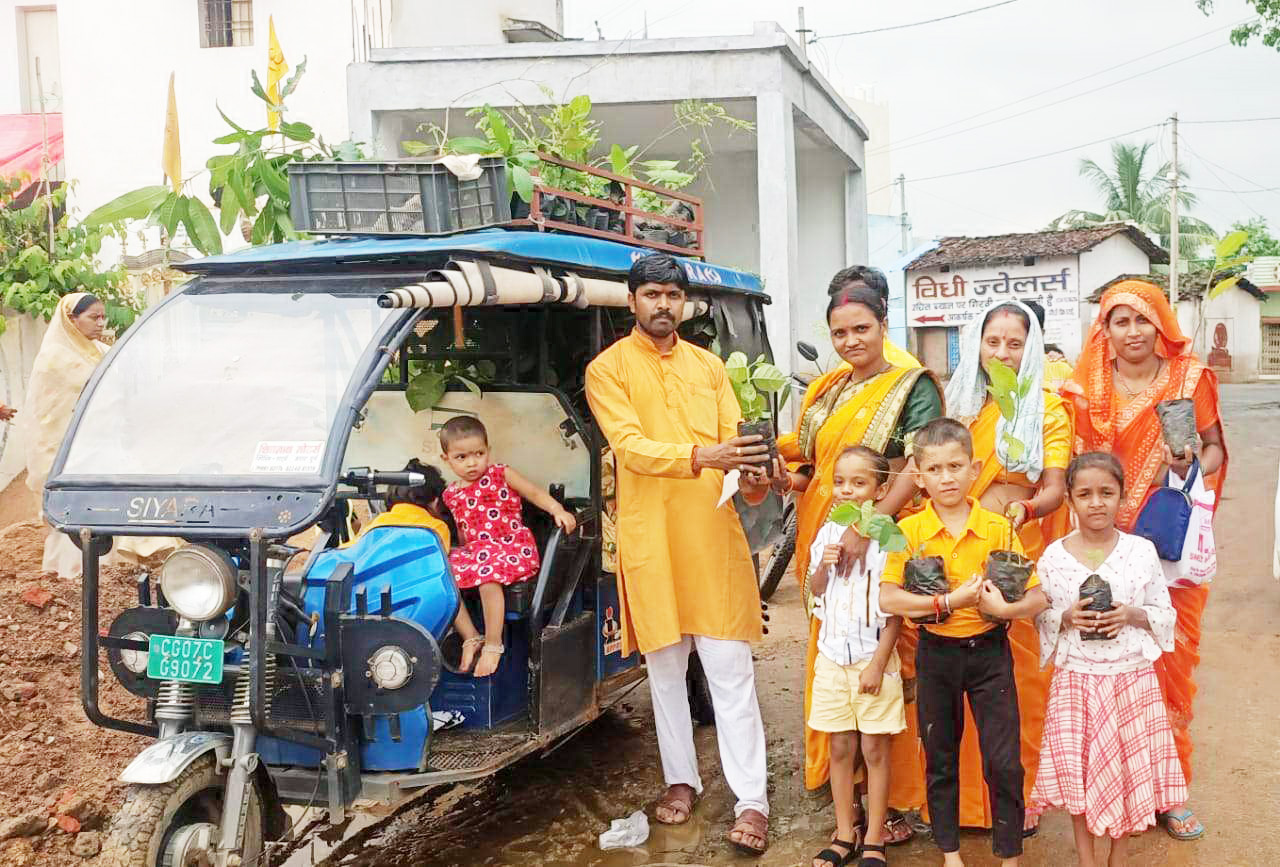 गुरुपूर्णिमा पर पौधा वितरण गुरुपूर्णिमा पर पौधा वितरण