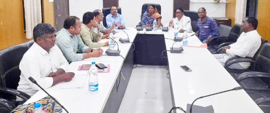 जनपद की बैठक में सभापति के पति की मौजूदगी पर आपत्ति