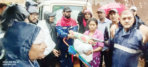 आपदा प्रभावितों की इंटक ने की मदद