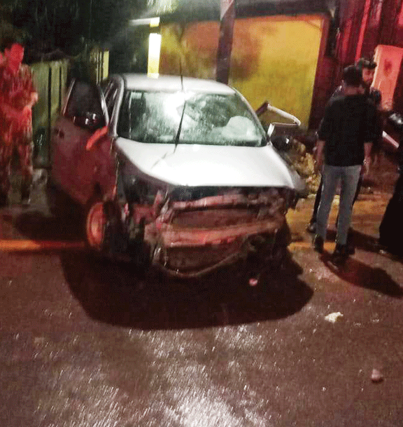 तेज रफ्तार कार बोर्ड से टकराते क्षतिग्रस्त 3 घायल