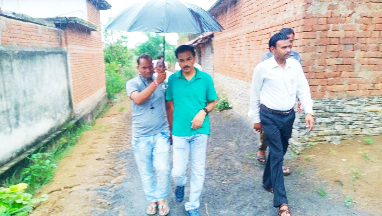 घर-घर जाकर पीएम आवास का निरीक्षण 