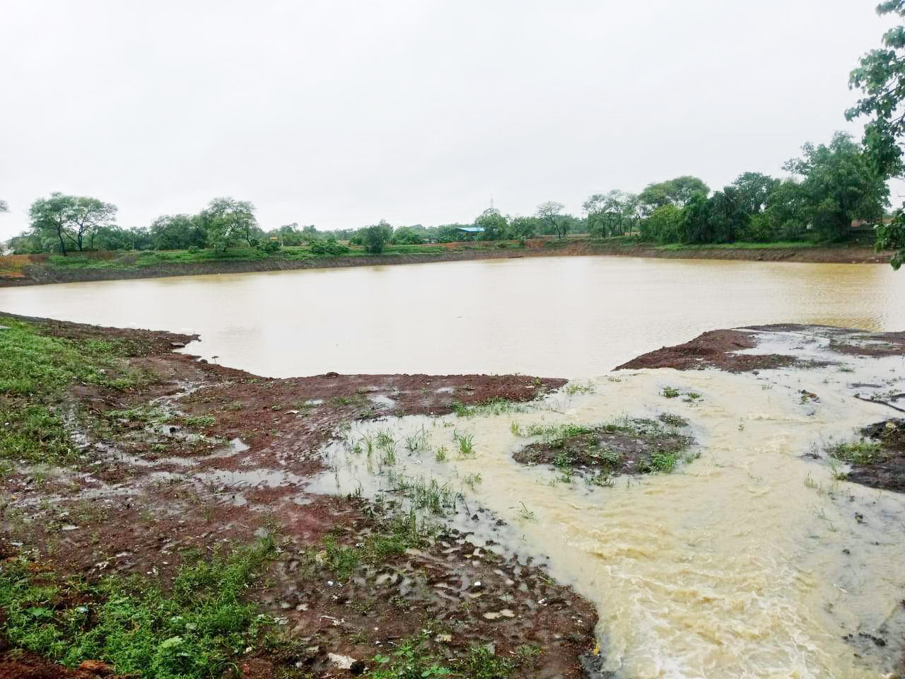 रेल्वे के सहयोग से तालाब निर्माण