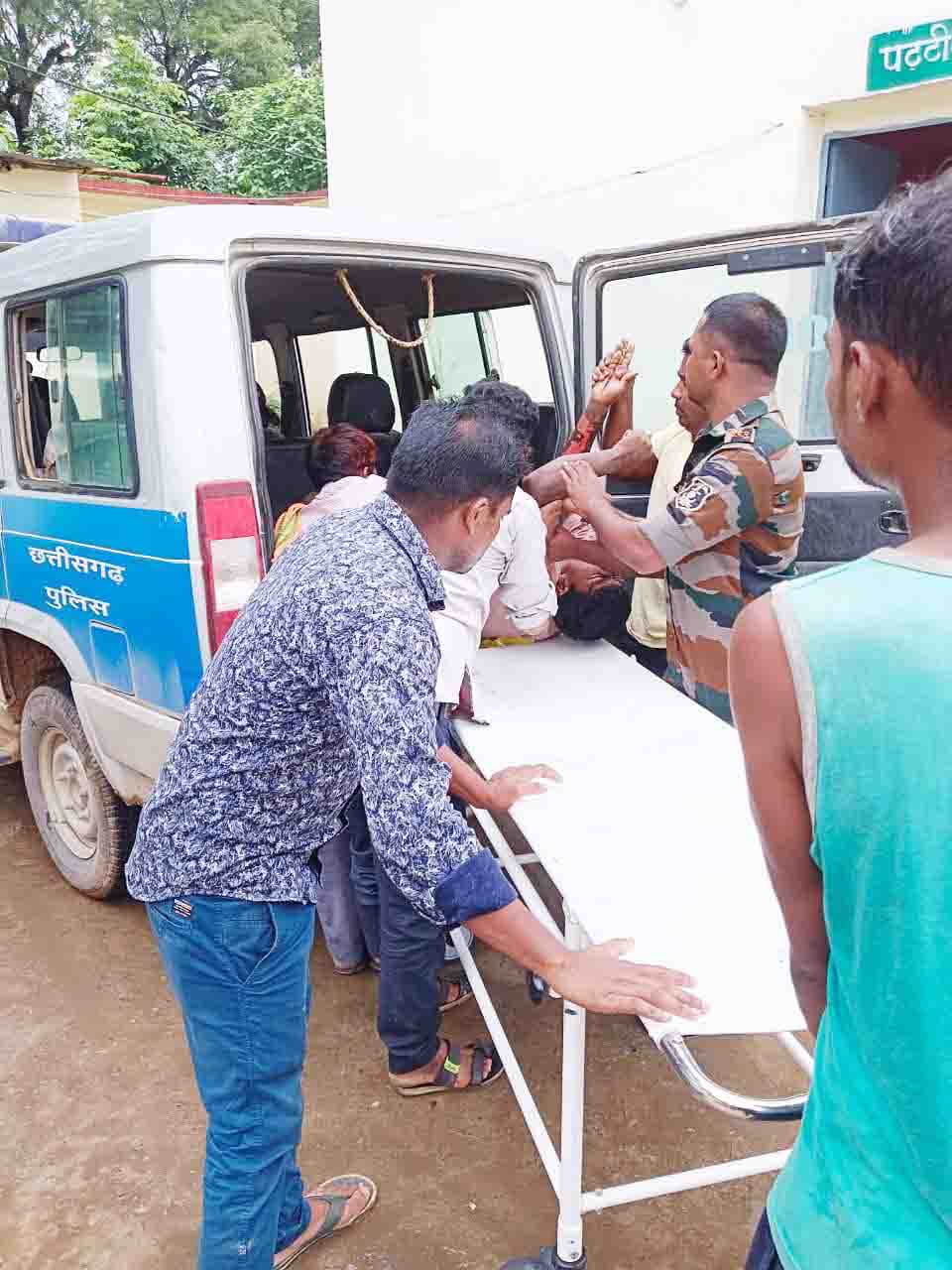 बिजली खंभे पर चढ़ा युवक, करंट से झुलसा