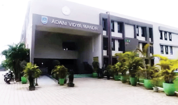 चौथी के दो छात्रों को  शिक्षक ने पीटा, धमकी भी