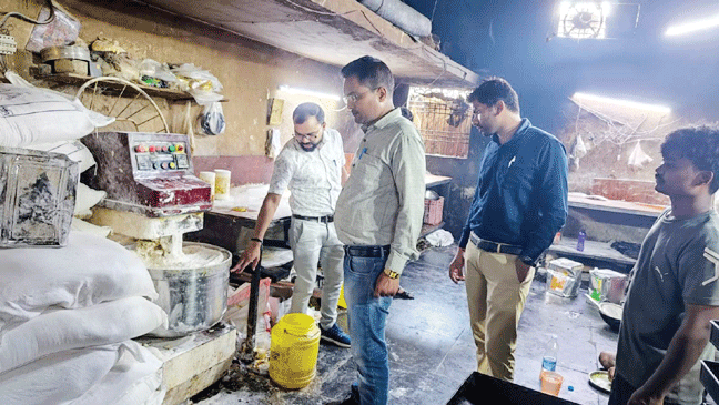 बेकरियों की जांच, गुणवत्ताहीन खराब ब्रेड और टोस्ट को किया नष्ट