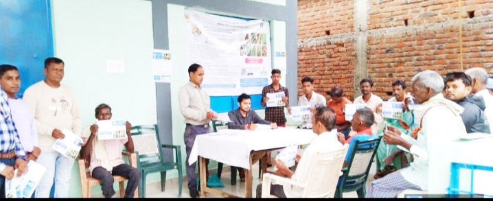 कृषक पाठशाला में फसल बीमा के लिए किया प्रोत्साहित कृषक पाठशाला में फसल बीमा के लिए किया प्रोत्साहित