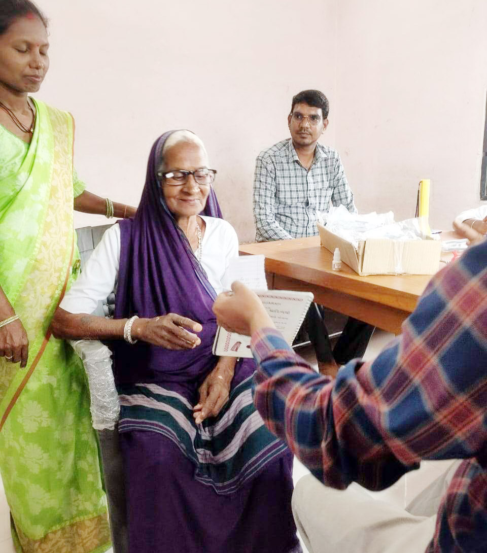 विशेष शिविर, 60 से अधिक बुजुर्गों की नेत्र जांच