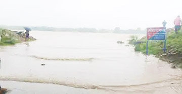 चार दिनों से बारिश, नदी-नाले उफान पर