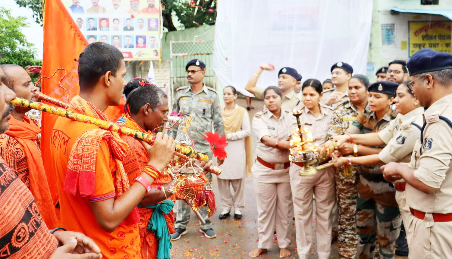 पुलिस ने कांवडिय़ों का किया स्वागत पुलिस ने कांवडिय़ों का किया स्वागत