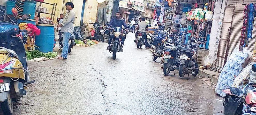 काले शीशे की गाडिय़ां दौड़ रही हैं सडक़ों पर, चरमराई यातायात व्यवस्था काले शीशे की गाडिय़ां दौड़ रही हैं सडक़ों पर, चरमराई यातायात व्यवस्था
