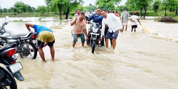 भारी बारिश से आवागमन ठप