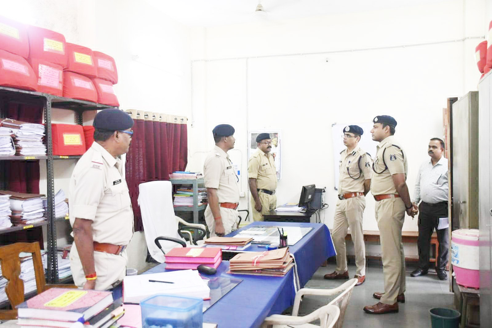 पुलिस महानिरीक्षक ने किया एसपी कार्यालय व थानों का निरीक्षण