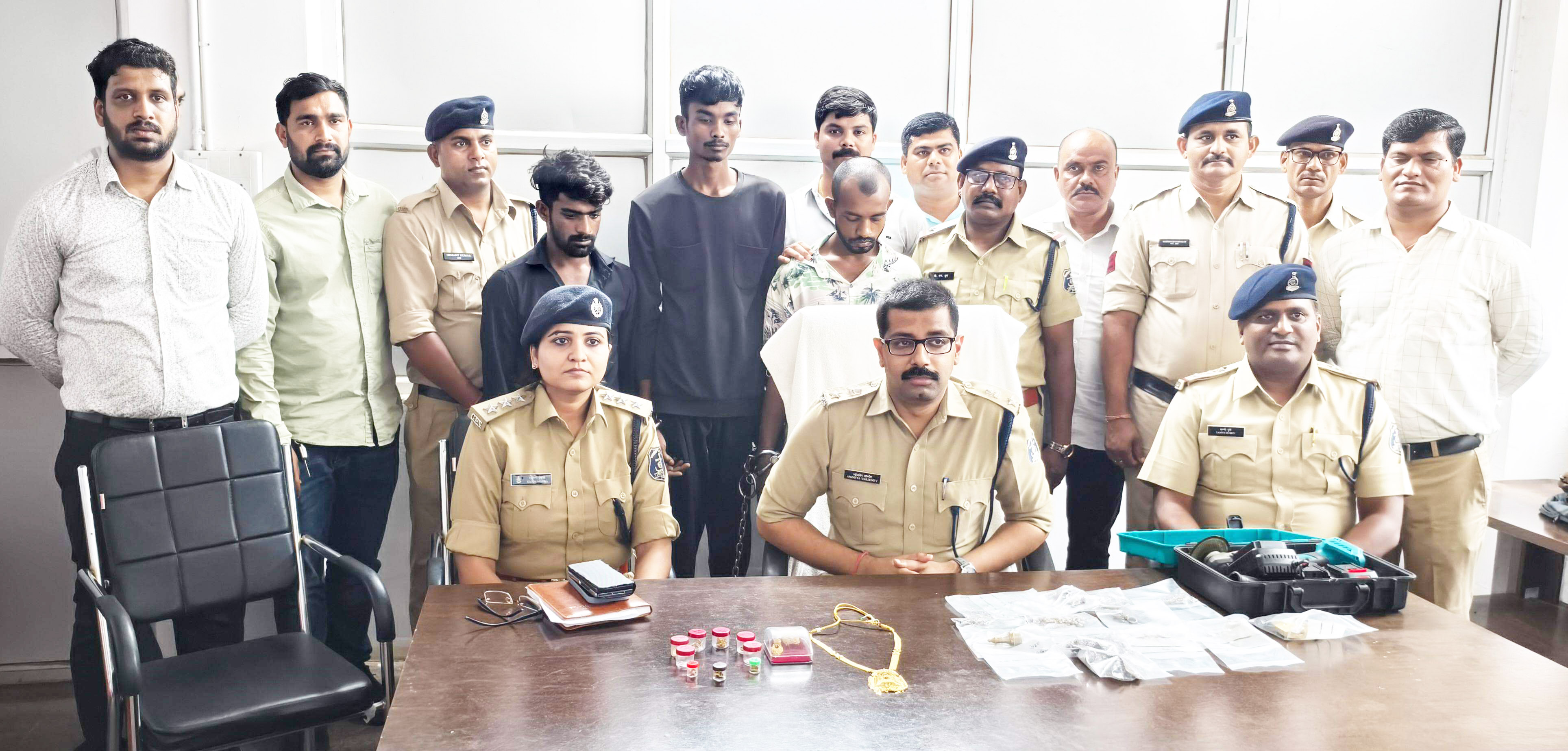 घरों में चोरी, दुर्ग के 3 आरोपी गिरफ्तार 7.20 लाख का सामान जब्त घरों में चोरी, दुर्ग के 3 आरोपी गिरफ्तार 7.20 लाख का सामान जब्त