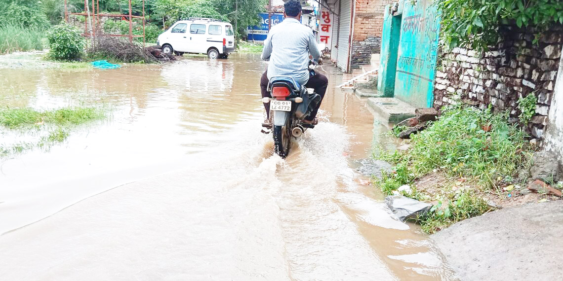बारिश से गलियों व घरों में घुसा पानी, खेत लबालब