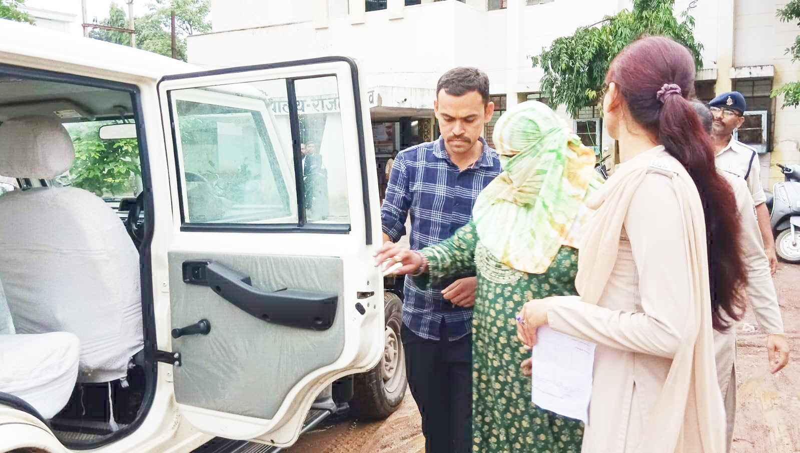 केज खरीदी में 2.16 करोड़ का फर्जीवाड़ा, महिला अफसर बिलासपुर में पकड़ाई केज खरीदी में 2.16 करोड़ का फर्जीवाड़ा, महिला अफसर बिलासपुर में पकड़ाई