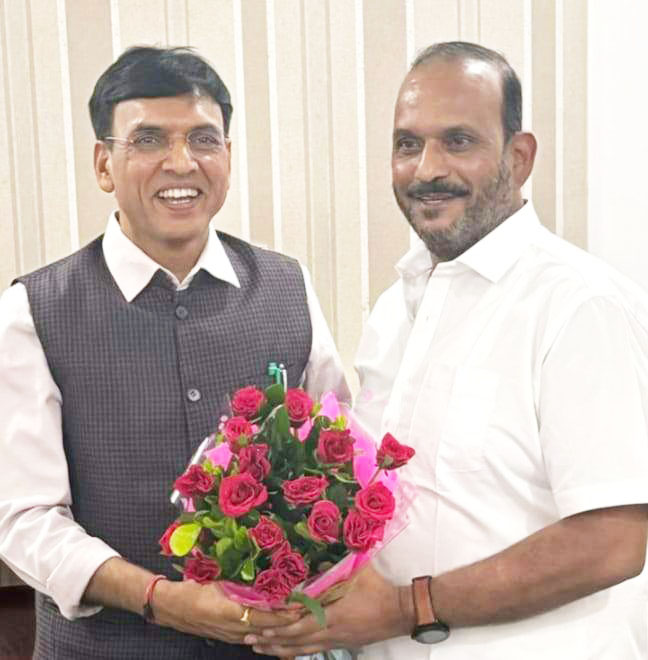 केंद्रीय मंत्री मंडाविया का योगेश ने एयरपोर्ट पर किया स्वागत