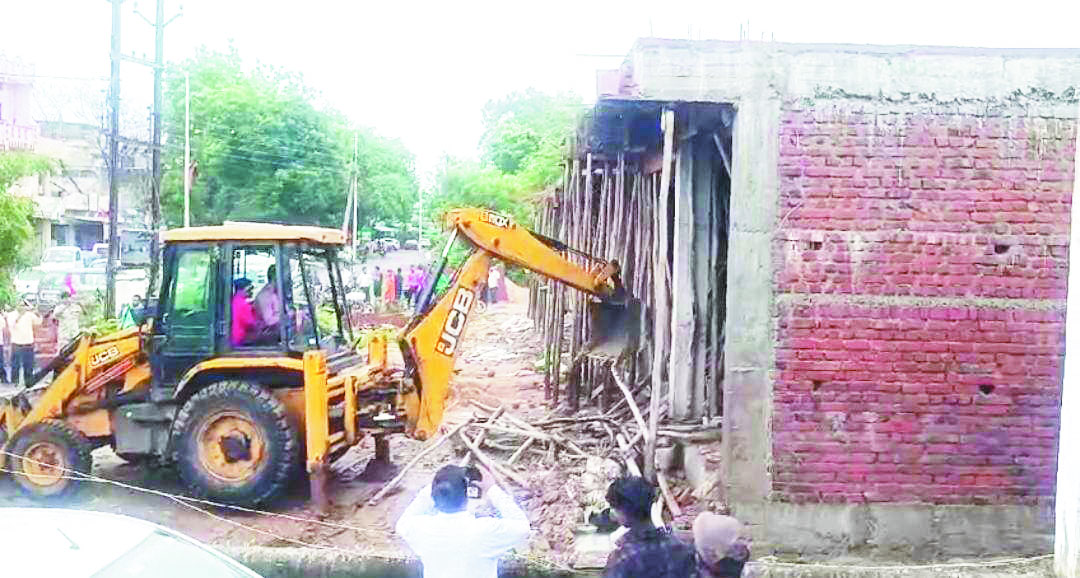 सरकारी जमीन से अवैध कब्जा हटाने पहुंचा प्रशासनिक अमला सरकारी जमीन से अवैध कब्जा हटाने पहुंचा प्रशासनिक अमला