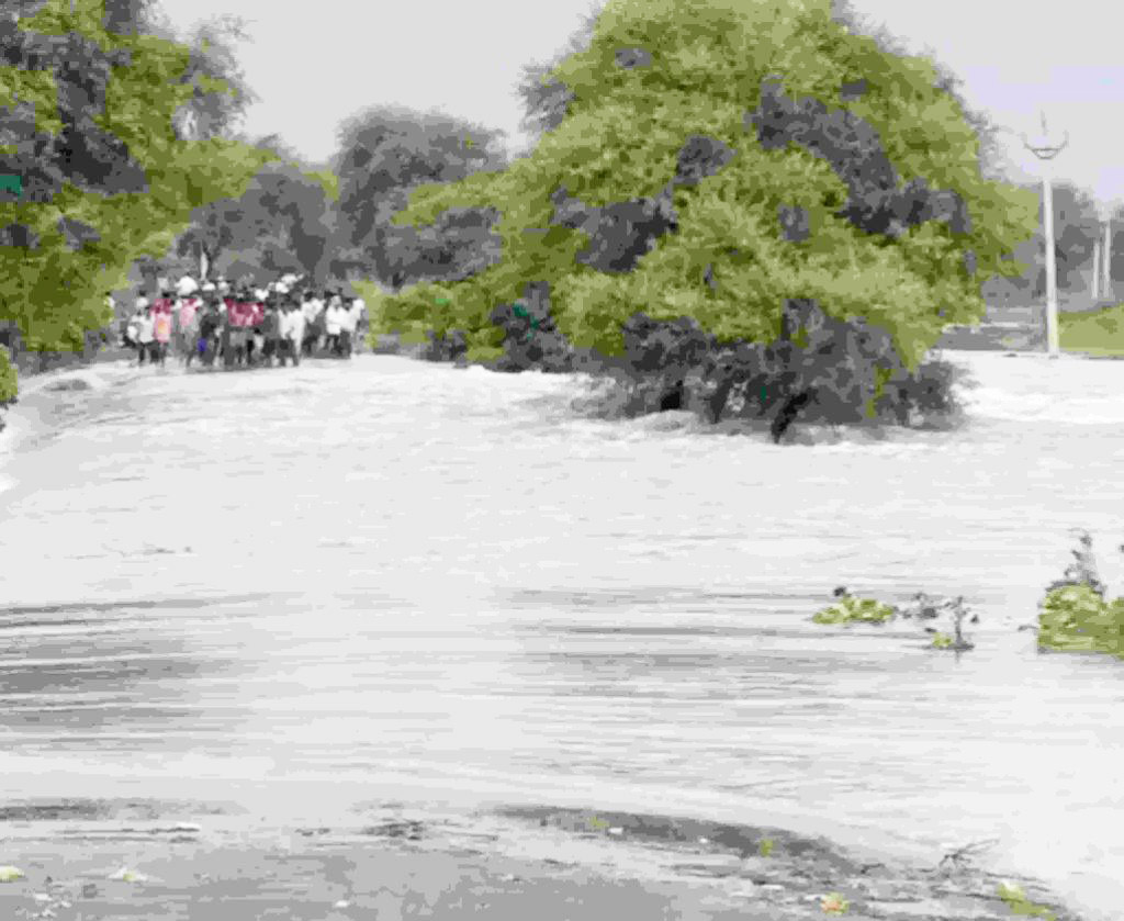 देवरीडीह जलाशय में  टूट, खेतों में पानी