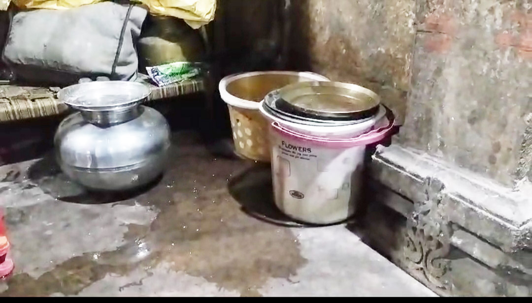 सवा करोड़ की मरम्मत के बाद भी भोरमदेव मंदिर में टपक रहा है पानी सवा करोड़ की मरम्मत के बाद भी भोरमदेव मंदिर में टपक रहा है पानी