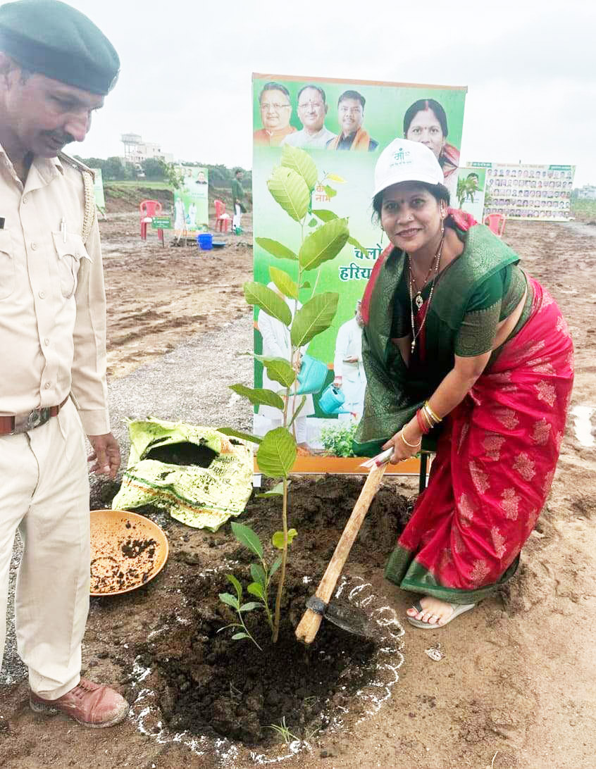 विधानसभा परिसर में विधायक ने लगाया पेड़