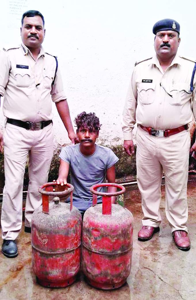 ढाबा से सिलेंडर व राशन सामान चुराया, आरोपी गिरफ्तार ढाबा से सिलेंडर व राशन सामान चुराया, आरोपी गिरफ्तार