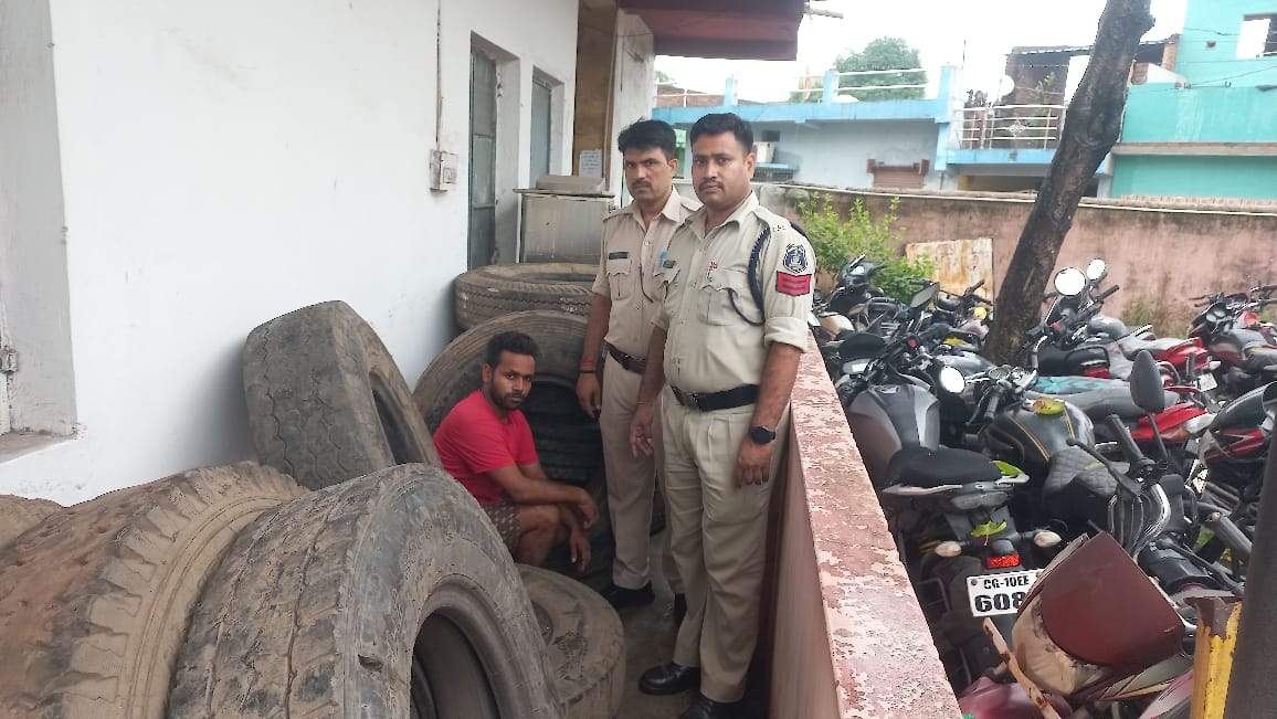 नये टायर व डिस्क चोरी कर फरार ड्राइवर गिरफ्तार नये टायर व डिस्क चोरी कर फरार ड्राइवर गिरफ्तार