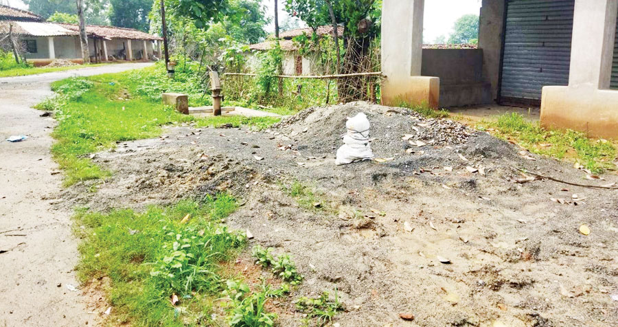 गाड़ी आगे नहीं गया तो हैंडपंप  के पास की करा दिया नया बोर