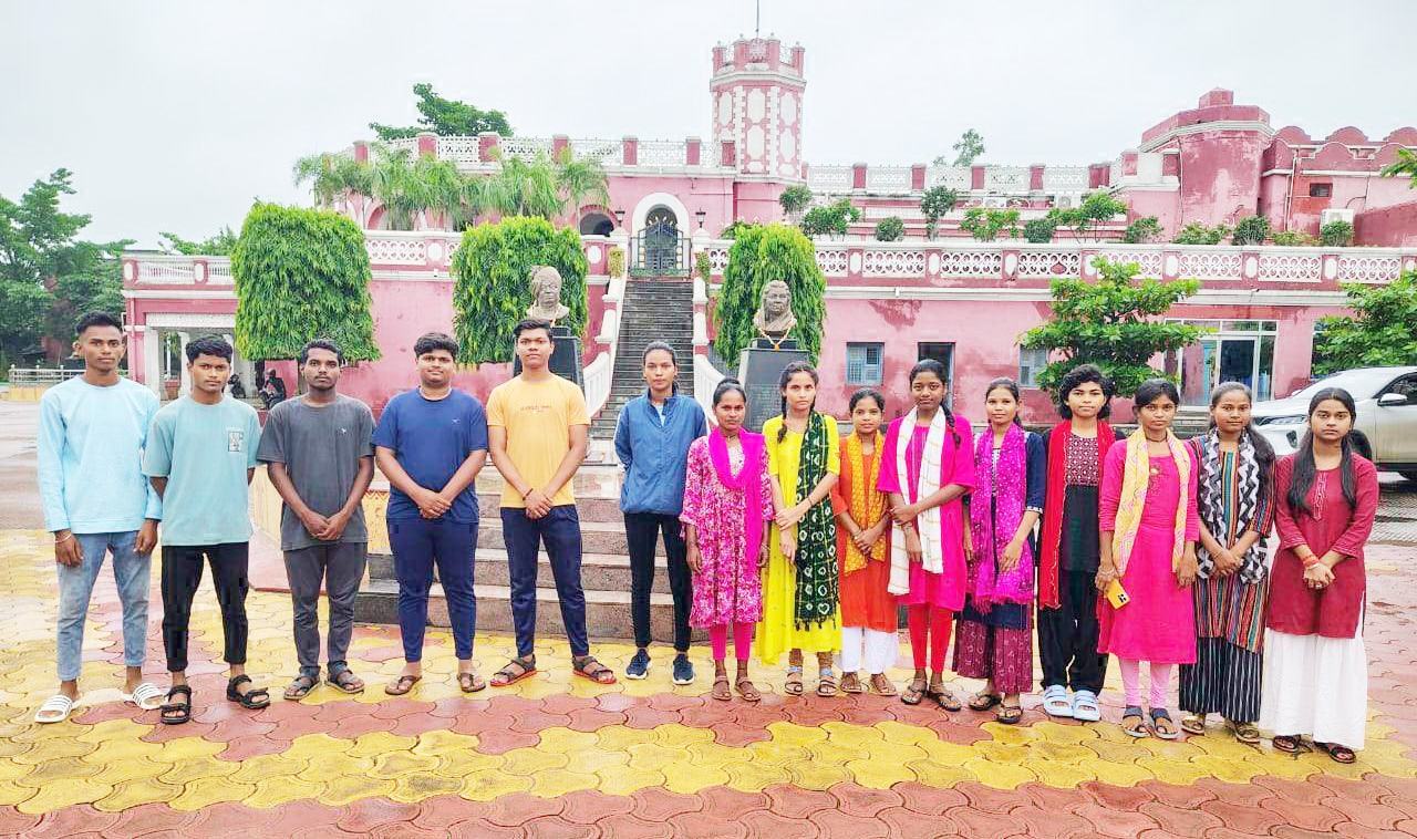 दंतेवाड़ा के 18 विद्यार्थी इंदिरा कला संगीत विवि में निखारेंगे अपनी कला