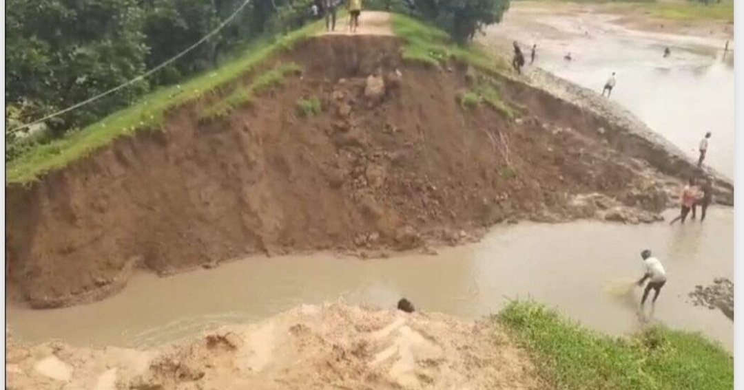 द्वारतरा जलाशय मेढ़ बीच से फूटा, मिट्टी-पानी से 60-70 एकड़ खेत पट गए, फसल चौपट द्वारतरा जलाशय मेढ़ बीच से फूटा, मिट्टी-पानी से 60-70 एकड़ खेत पट गए, फसल चौपट