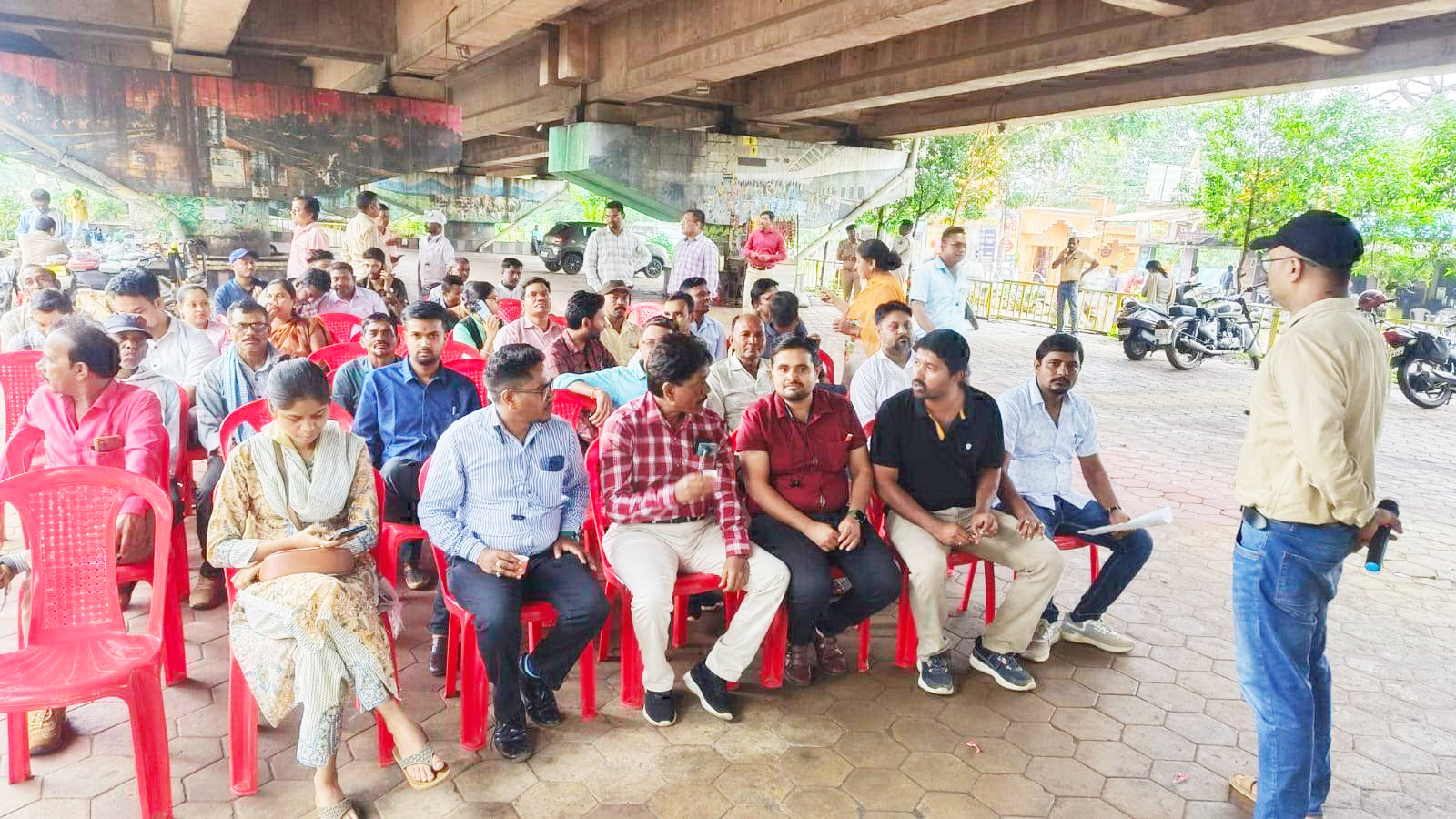 पुराना पेंशन लागू करने  की मांग पर प्रदर्शन
