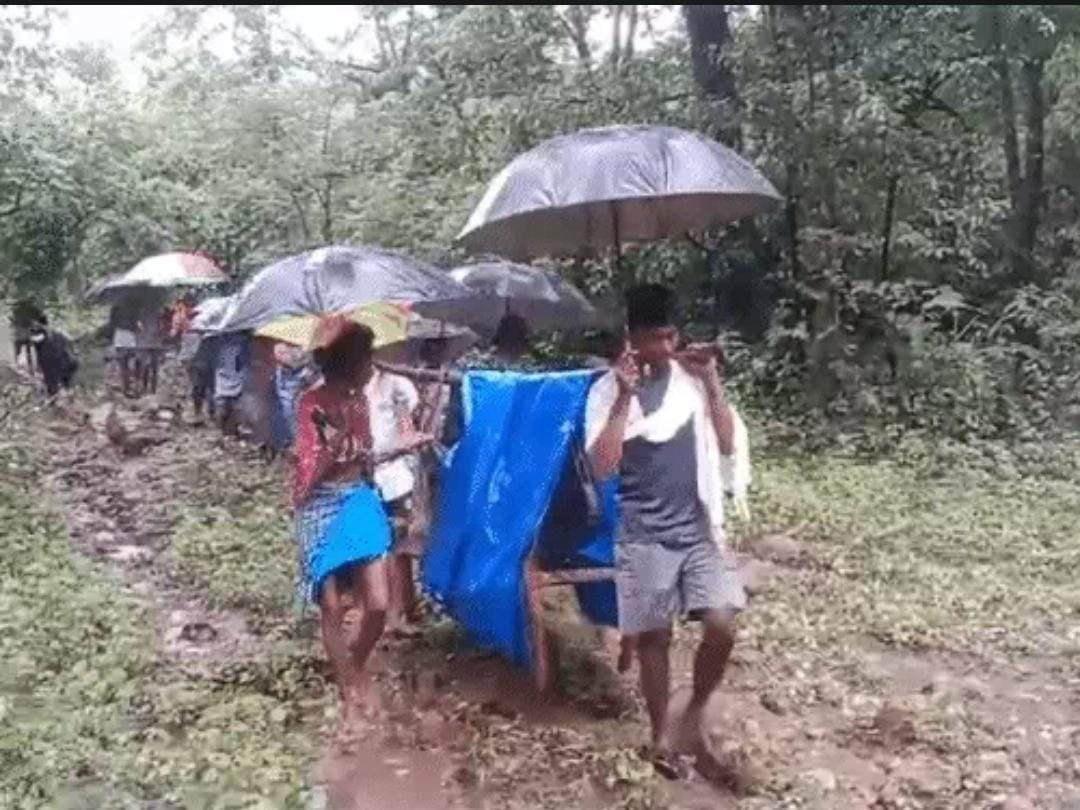 गर्भवती को खाट पर लिटाकर नाला पार