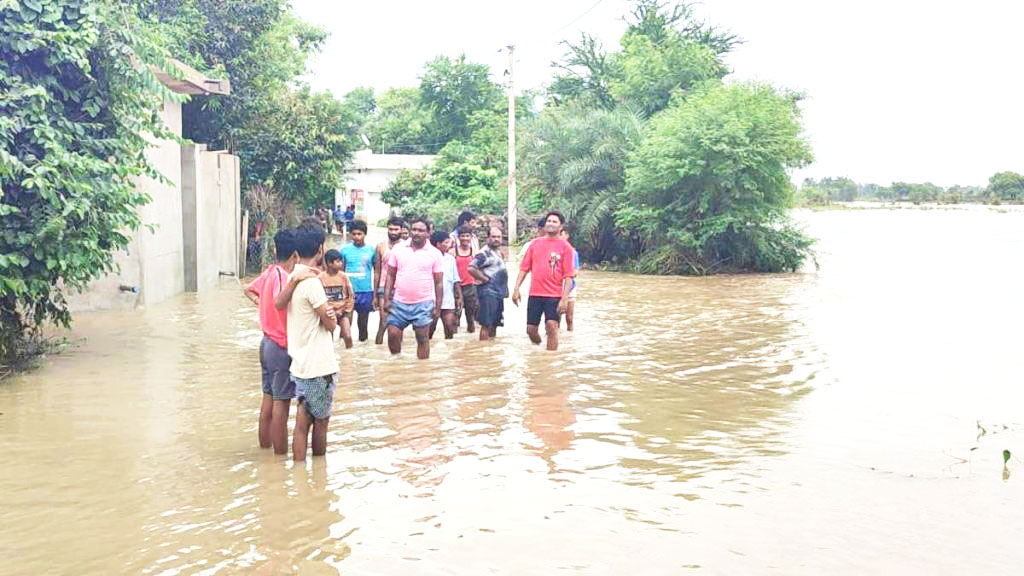 देवरीडीह जलाशय टूट, गांव में घुसा पानी, घरेलू सामान के साथ राशन खराब