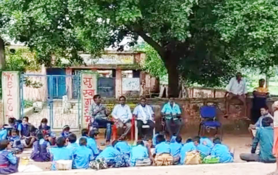 जर्जर भवन, स्कूल में पालकों ने ताला जड़ा जर्जर भवन, स्कूल में पालकों ने ताला जड़ा