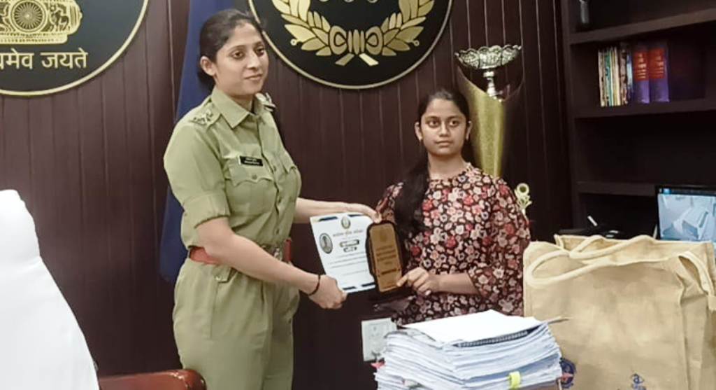 बर्थ-डे पर हेलमेट बांटने वाली छात्रा शताक्षी को एसपी ने सम्मानित किया
