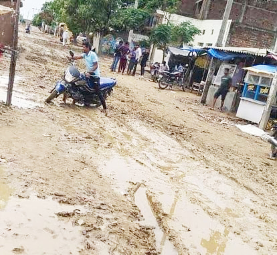 कोकड़ी मार्ग कीचड़ में तब्दील, आवागमन में परेशानी कोकड़ी मार्ग कीचड़ में तब्दील, आवागमन में परेशानी