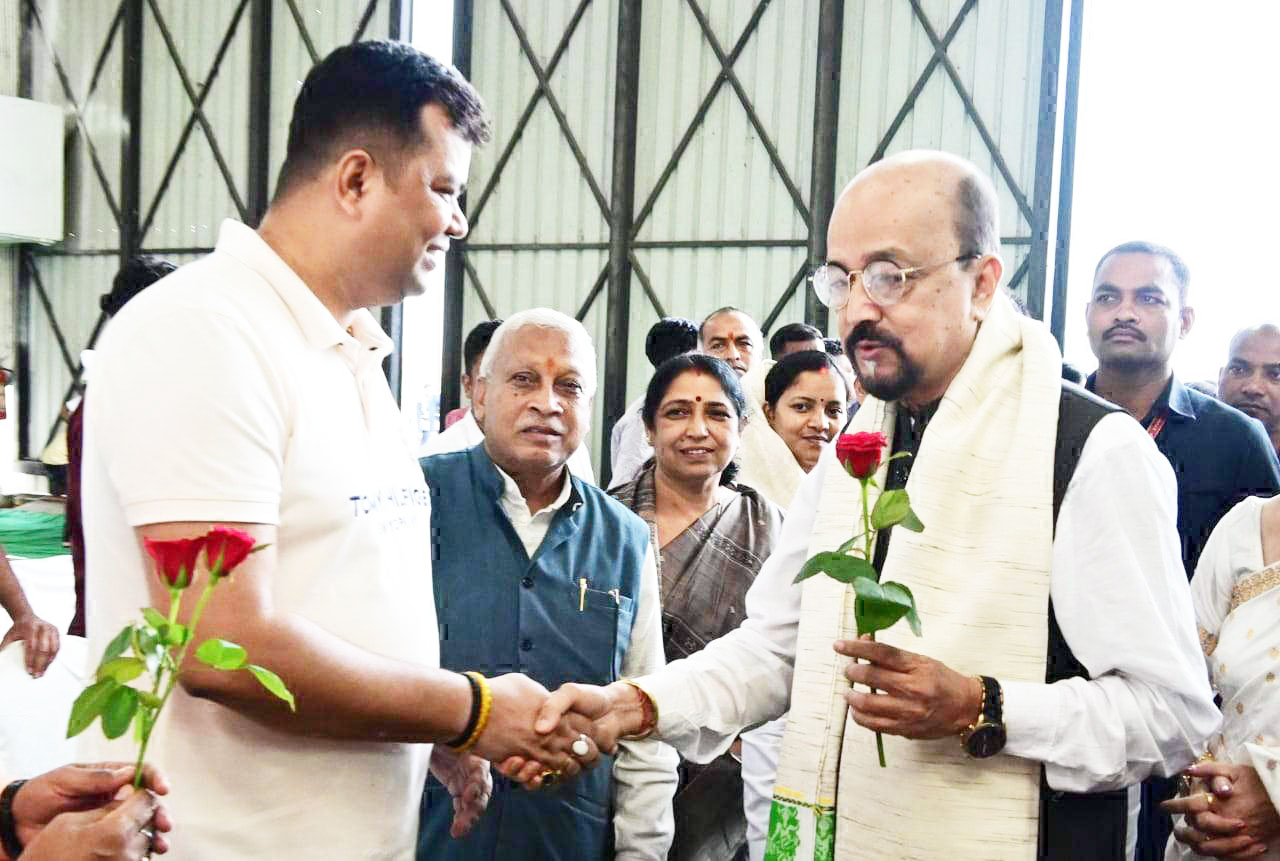 विधायक ने नव नियुक्त राज्यपाल रामेन डेका से मुलाकात कर दी बधाई विधायक ने नव नियुक्त राज्यपाल रामेन डेका से मुलाकात कर दी बधाई