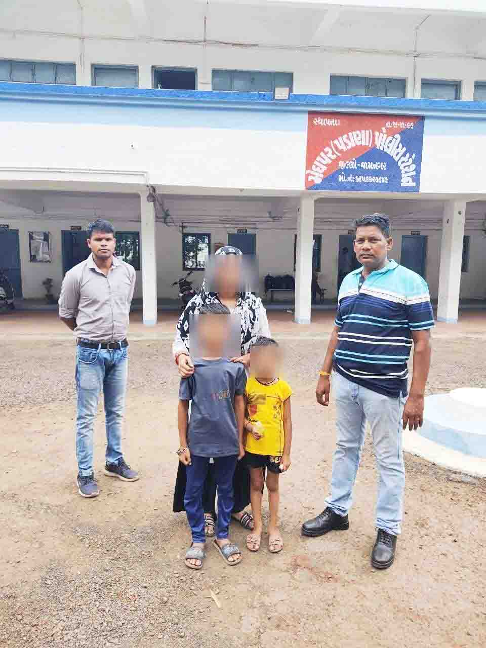 पुलिस ने गुम बच्चों को उसके पिता से मिलाया