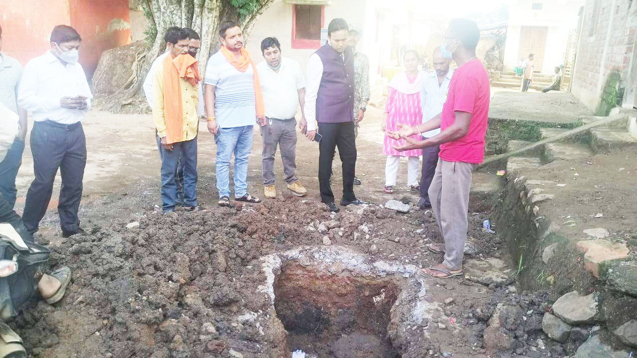 गांव में कैम्प लगाकर डायरिया पीडि़तों का उपचार