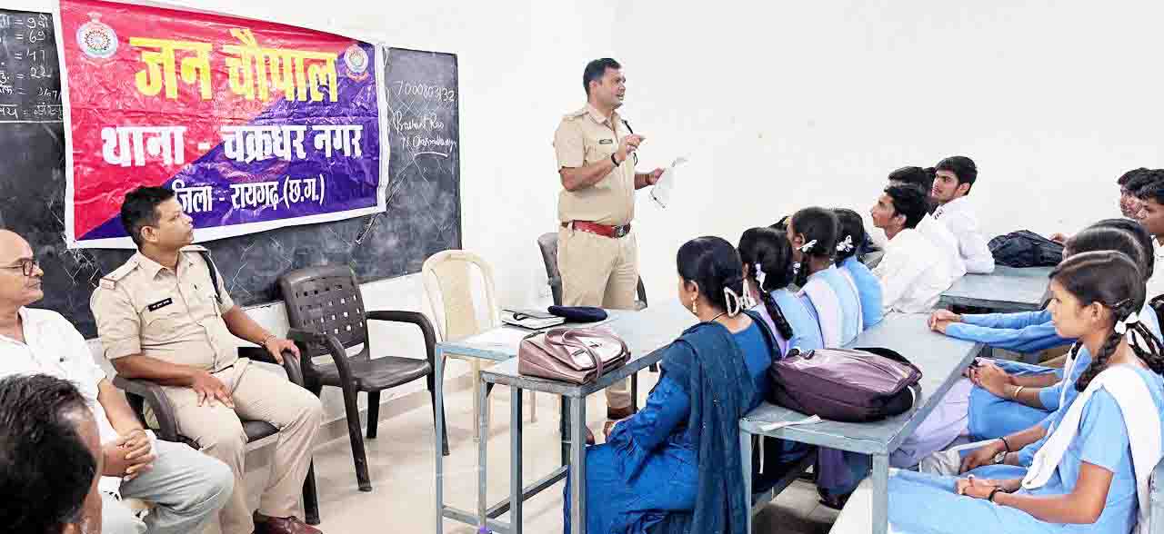 पुलिस ने छात्र-छात्राओं को किया साइबर क्राइम के प्रति जागरूक पुलिस ने छात्र-छात्राओं को किया साइबर क्राइम के प्रति जागरूक