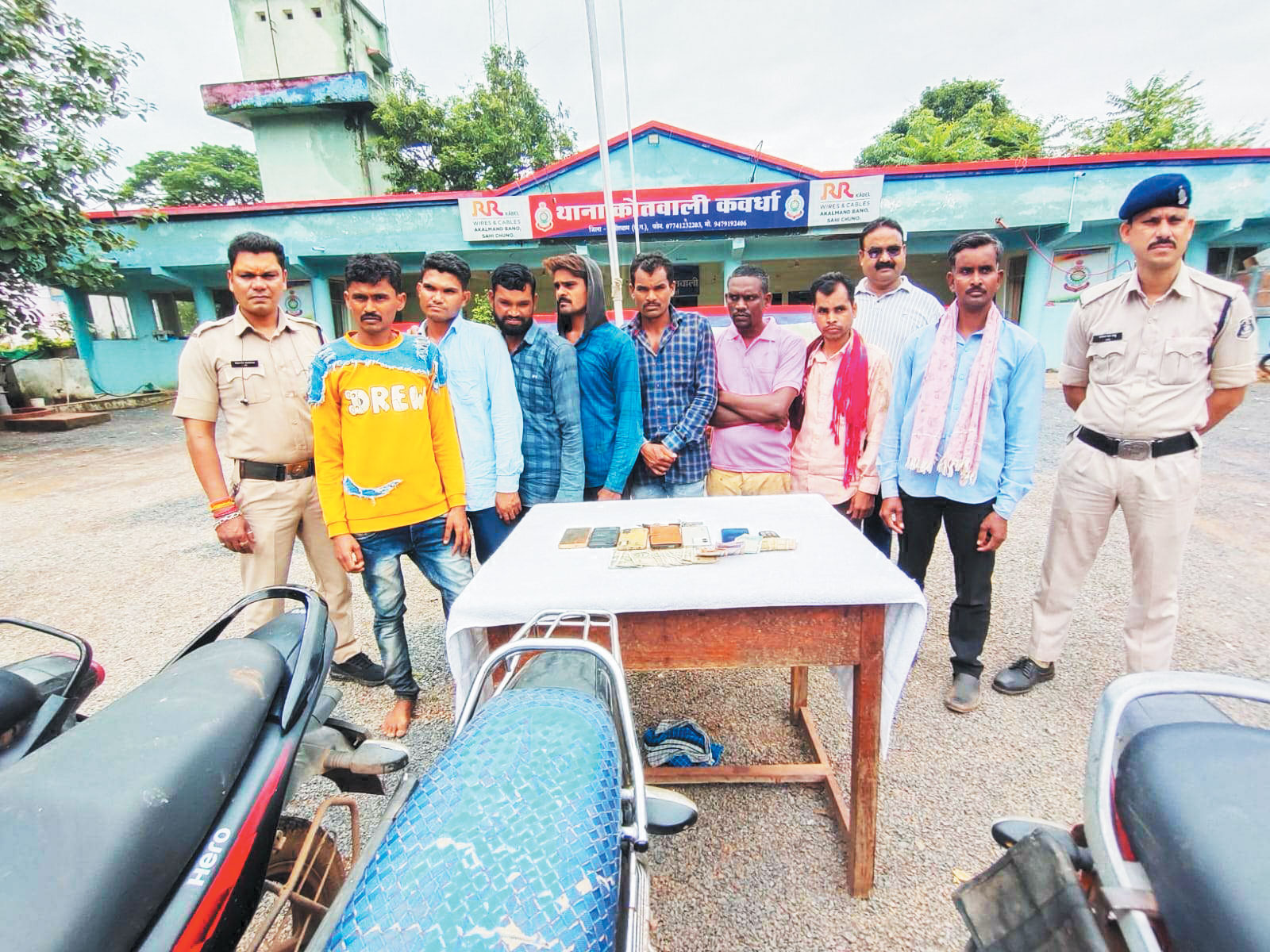8 जुआरी गिरफ्तार 8 जुआरी गिरफ्तार