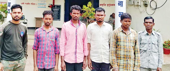 विस्फोटक सहित 4 नक्सली गिरफ्तार विस्फोटक सहित 4 नक्सली गिरफ्तार