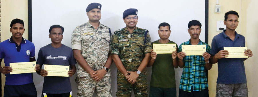 एक लाख के इनामी सहित 5 नक्सलियों ने किया सरेंडर एक लाख के इनामी सहित 5 नक्सलियों ने किया सरेंडर
