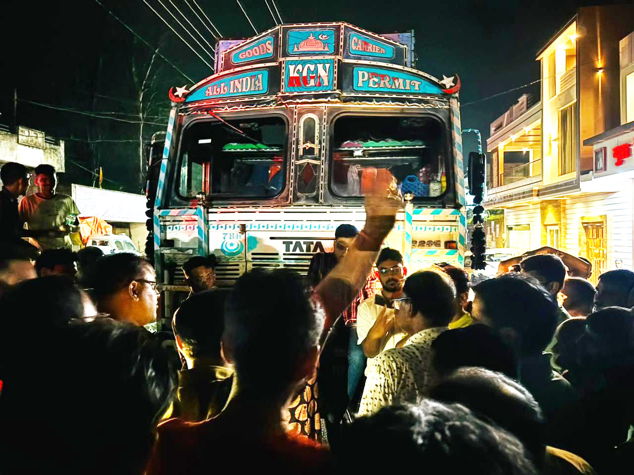 नगर के भीतर बेखौफ घुस रहे ट्रकों से लोग परेशान नगर के भीतर बेखौफ घुस रहे ट्रकों से लोग परेशान