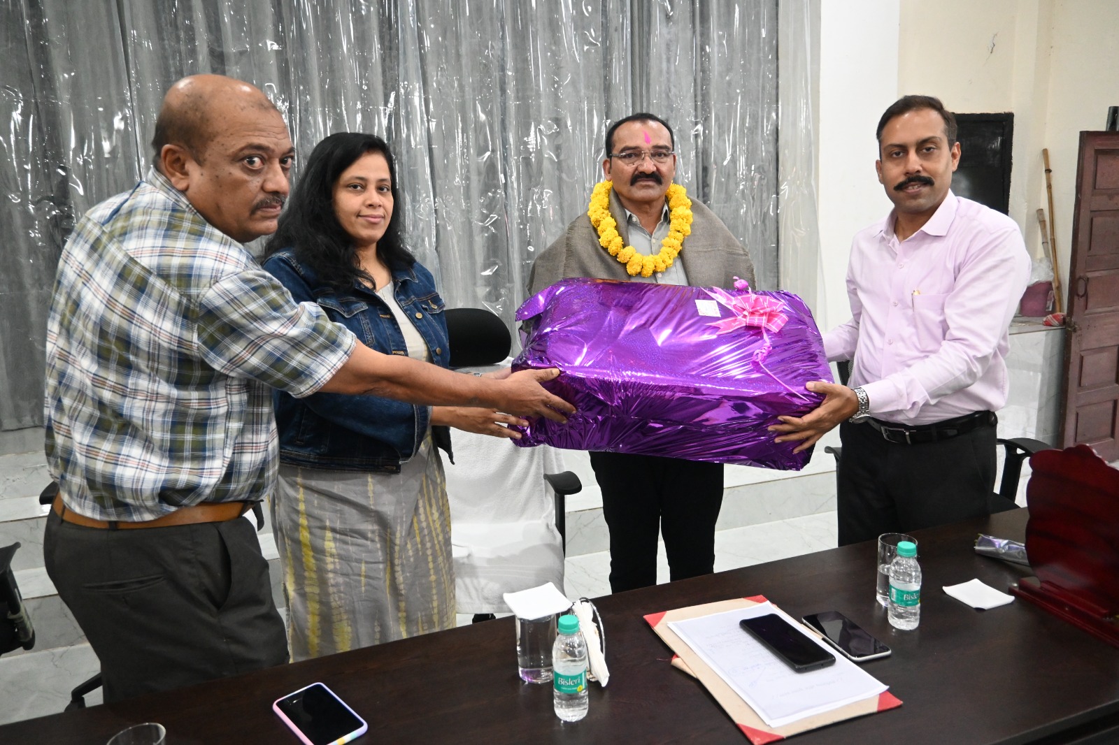 सेवानिवृत्त होने पर उप निरीक्षक की दी गई विदाई