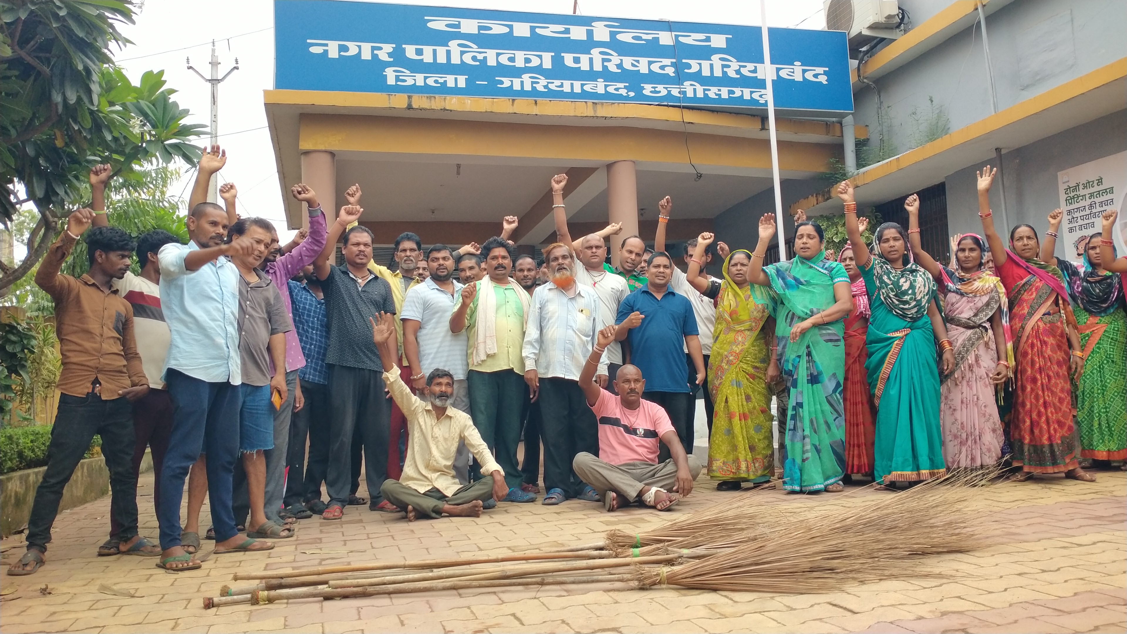 धरना पर बैठे प्लेसमेंट कर्मचारी, आश्वासन बाद वापस लौटे धरना पर बैठे प्लेसमेंट कर्मचारी, आश्वासन बाद वापस लौटे