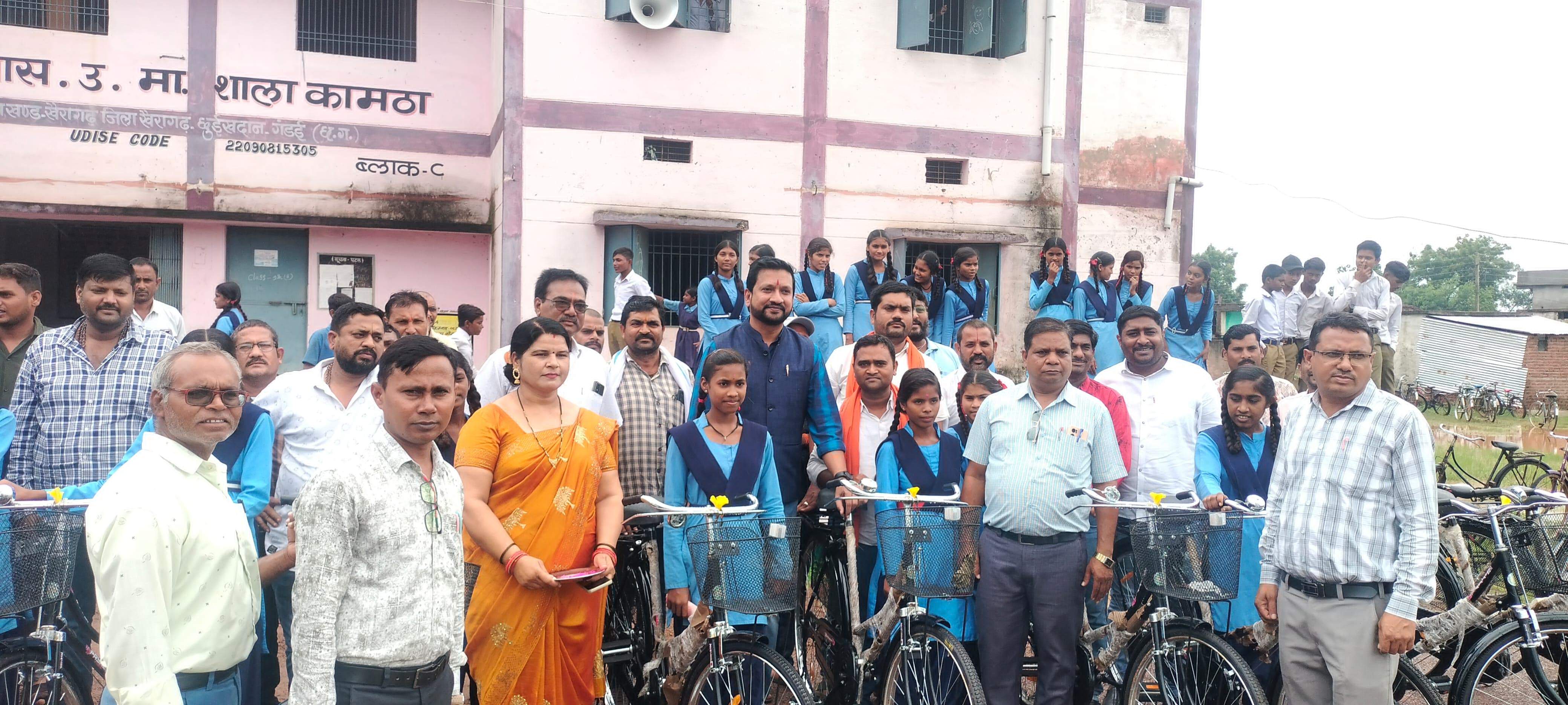 साइकिल पाकर छात्राओं के खिले चेहरे