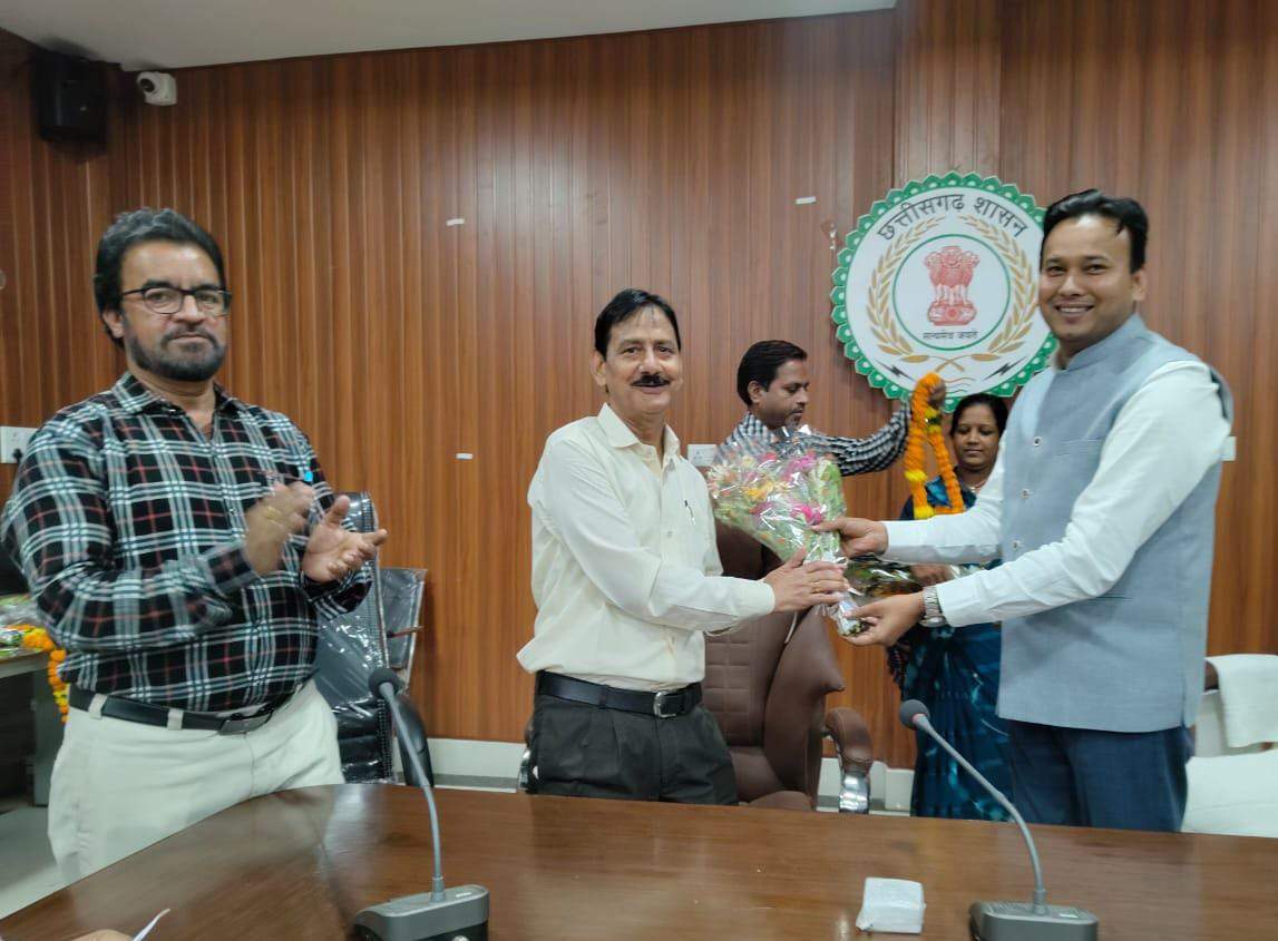 सेवानिवृत पर दी विदाई