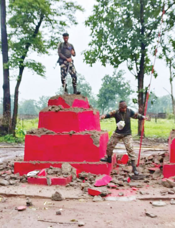 दो नक्सली स्मारक ध्वस्त दो नक्सली स्मारक ध्वस्त