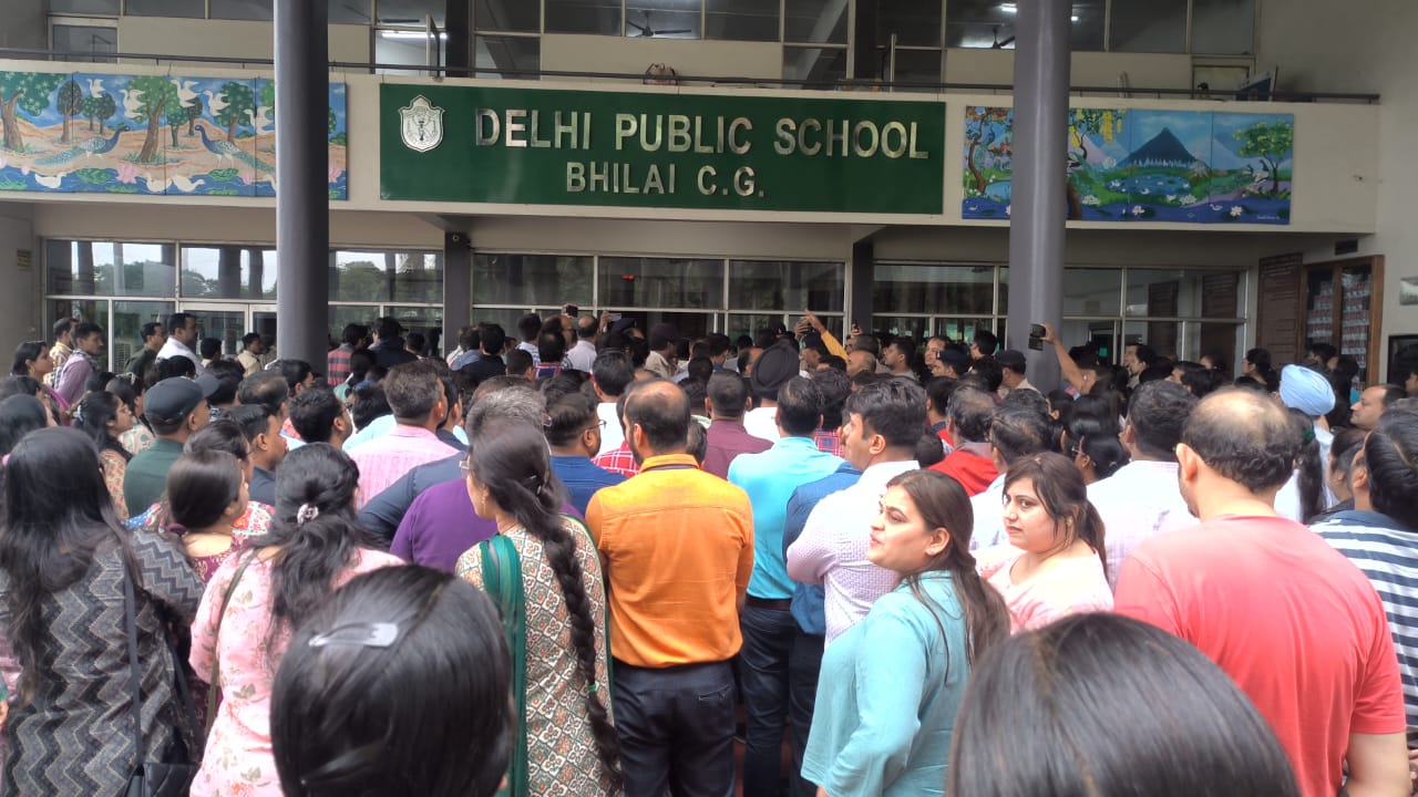 डीपीएस मैनेजमेंट के खिलाफ पालक लामबंद डीपीएस मैनेजमेंट के खिलाफ पालक लामबंद