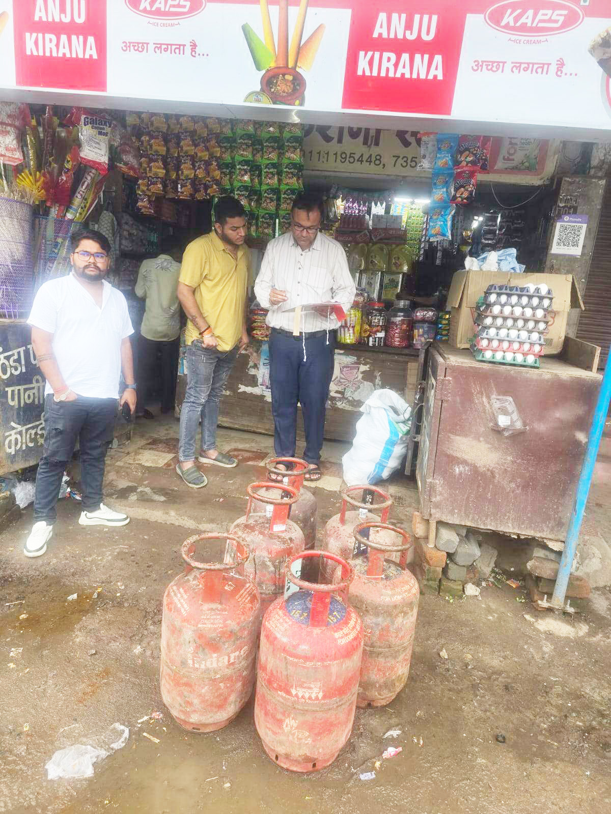 अवैध गैस सिलेंडर जब्त अवैध गैस सिलेंडर जब्त